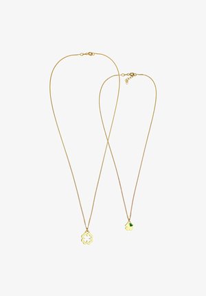 Goldketten mit dünnen Ketten; eine zeigt einen floralem Anhänger mit einem weißen Ausschnitt, die andere einen kleineren Anhänger mit einem grünen Herzdetail.
