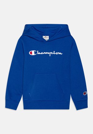 Blauer Kapuzenpullover aus weichem Stoff mit einer Kängurutasche, versehen mit dem Champion-Logo in weißer Stickerei auf Brust und Ärmel.