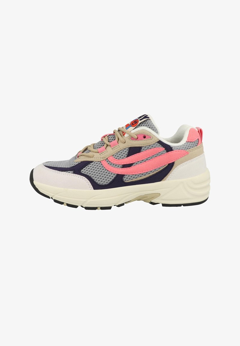 Szary but do biegania z siateczki z nakładkami zamszowymi w kolorach beżowym, różowym i granatowym, beżowe sznurowadła oraz gruba biała podeszwa, widoczny z lewej strony.