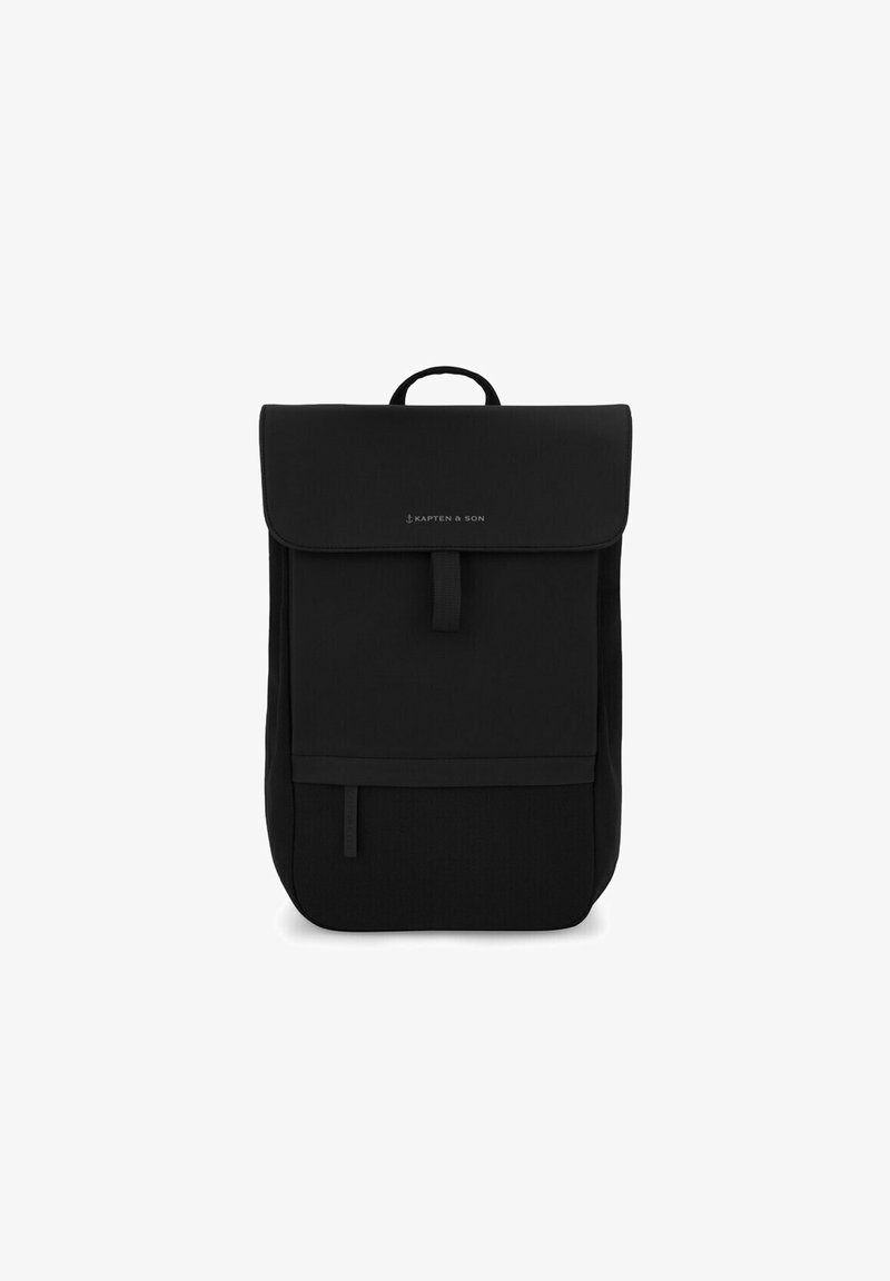 Sac à dos noir minimaliste avec rabat supérieur, poche avant zippée, poignée et logo "Kapten & Son" sur le rabat.