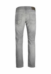 Szare dżinsy z denimu o prostych nogawkach. Posiadają dwie tylne kieszenie z detalami przeszyć oraz skórzaną naszywkę z logo na pasku.