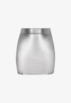 Hopeinen metallinhohtoinen mini-hame, jossa on sileä, kiiltävä pinta, korkea vyötärö ja tiukka siluetti. Ei näkyviä kuvioita tai koristeita.