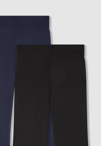 Dwie pary legginsów ułożone poziomo, jedna granatowa, a druga czarna, z szerokimi, elastycznymi pasami w talii oraz gładką fakturą.