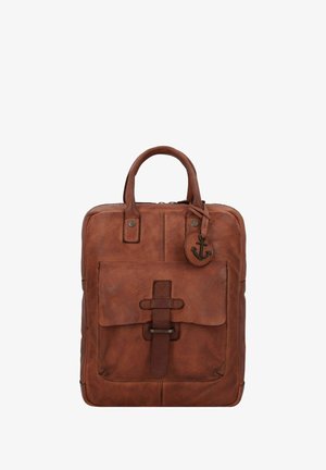 Brauner Leder-Rucksack mit glatter Textur, frontaler Klappentasche und einem dekorativen Anker-Anhänger. Verfügt über robuste Oberhandgriffe und Metallakzente.