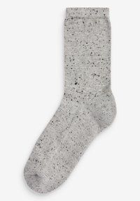 Chaussettes grises en tissu tricoté, avec un motif chiné et des éclats noirs, et un bout et un talon renforcés.