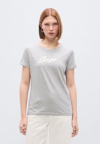 Γκρι βαμβακερό t-shirt με κοντά μανίκια και στρογγυλή λαιμόκοψη, με κεντημένο το κείμενο "Boss" σε εκρού χρώμα στο στήθος. Λεία υφή.