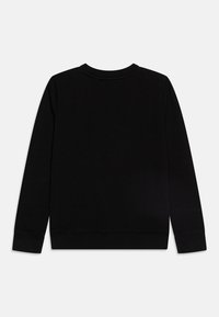 Svart sweatshirt, rund hals, lange ermer, ribbestrikkede mansjetter og nedre kant. Glatt tekstur, ensartet design, passende for hverdagsbruk.