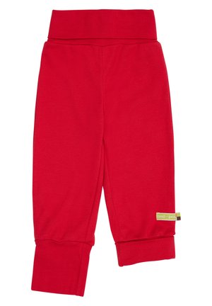 Rote Baumwollhosen mit einem breiten Bund, aufgerollten Ärmeln und einem kleinen Markenschild an der Seite. Glatte Textur, konzipiert für Komfort.