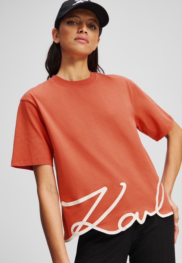 SIGNATURE HEM - Print T-shirt - cinnabar2