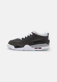 Sneaker basse con tomaia in sintetico nero, lacci bianchi, dettagli grigi e un'unità ad aria visibile nella suola, con dettagli in rete.