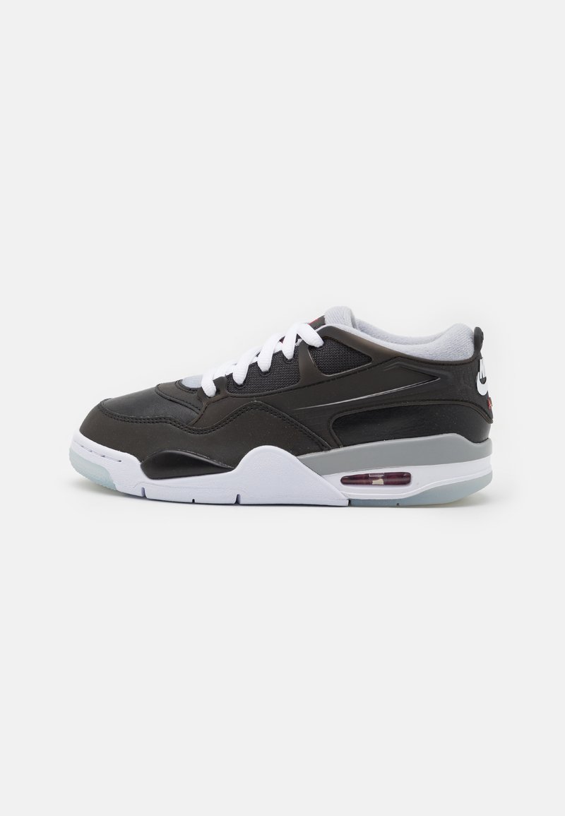 Sneaker basse con tomaia in sintetico nero, lacci bianchi, dettagli grigi e un'unità ad aria visibile nella suola, con dettagli in rete.