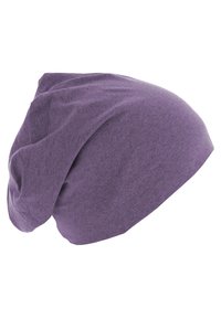 Căciulă moale, de culoare mov, cu croială lejeră, fabricată dintr-un material ușor, prezentată din lateral pe un fundal alb.