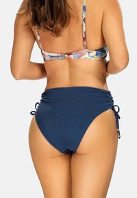 Granatowy bikini o wysokim stanie z regulowanymi wiązaniami po bokach, z teksturowanej tkaniny i gładkim wykończeniu, zaprojektowany z myślą o dopasowaniu i komforcie.