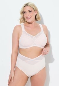 Reggiseno rosa chiaro con spalline larghe e dettagli in rete. Presenta un design incrociato sul corpetto, abbinato a un perizoma a vita alta coordinato.