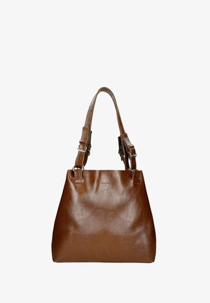 Borsa a tracolla in pelle marrone con base piatta, spallacci regolabili e dettagli in metallo. Texture liscia e branding minimale.