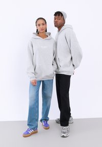 YOURTURN UNISEX - Jersey con capucha - mottled light grey