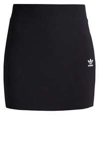 Černá sportovní sukně s žebrovaným pasem, jednobarevná tkanina a malé bílé logo Adidas na levé dolní straně. Hladká textura.