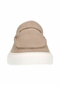 Beige Wildleder-Sneaker mit einer abgerundeten Zehe, ausgestattet mit einer weißen Gummisohle und minimalen Nähten. Für das unkomplizierte Hineinschlüpfen konzipiert.