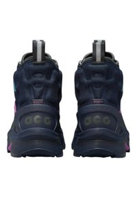 Mörkblå vandringsskor med en texturerad ovandel, rosa detaljer och en grå sula. Har dragöglor och en andningsbar design. ACG-logotyp synlig.