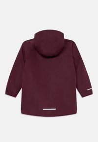 Veste imperméable bordeaux, manches longues, capuche intégrée, accents réfléchissants sur les manches et le dos, texture lisse, design minimaliste.