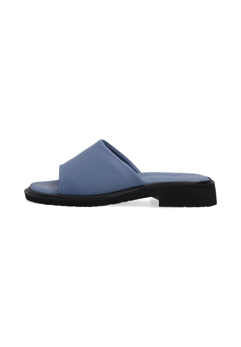 Blauwe leren slip-on sandaal met een gladde afwerking, open teenn ontwerp en een zwarte rubberen zool. Voorzien van een eigentijdse gekruiste bovenband.