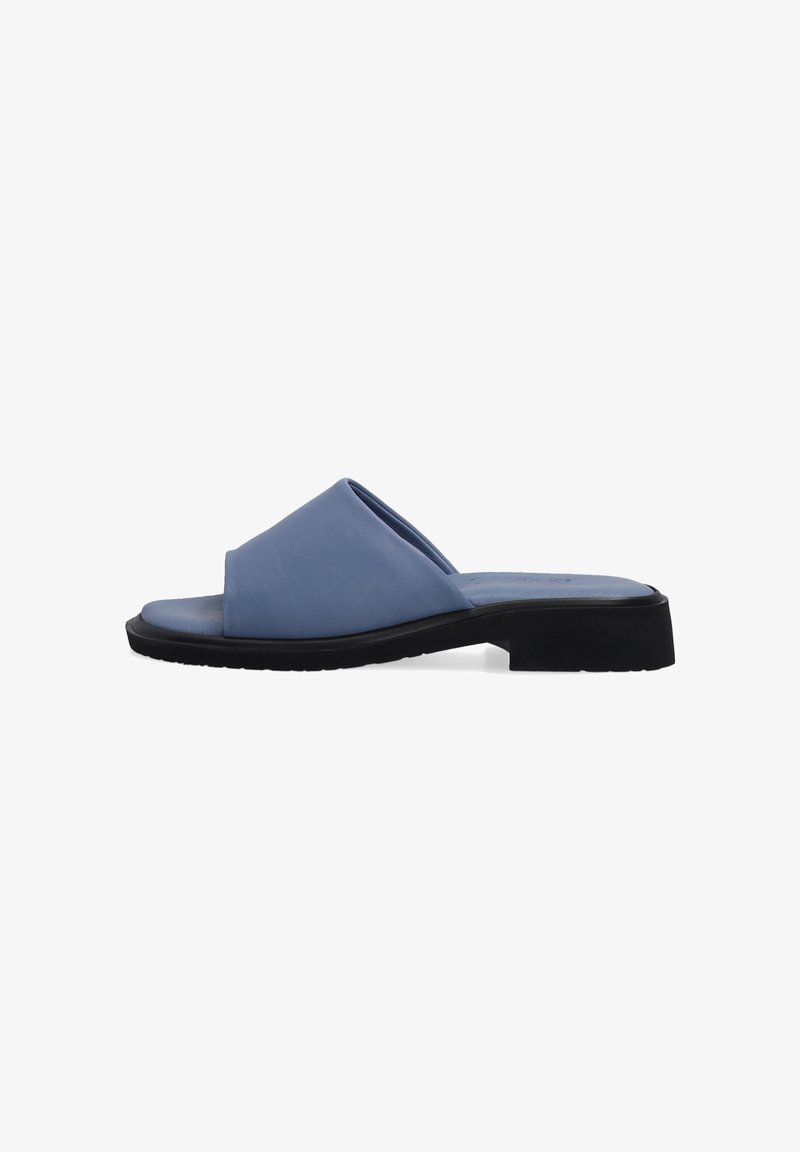Blå lædersandal med glat finish, åben tå-design og sort gummisål. Har et moderne krydset overdelstrappe.