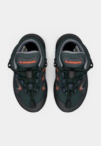Dunkelgrüne Lowa Wanderschuhe mit schwarzen und orangenen Akzenten, ausgestattet mit einem Obermaterial aus Stoff, strukturiertem Finish und elastischem Schnürsystem.