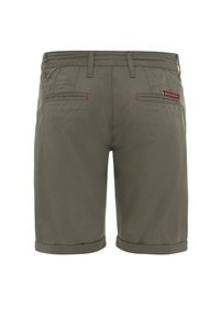 Olijfgroene shorts met een gladde textuur, voorzien van twee achterzakken en rode stikdetails, afgewerkt met opgerolde mouwen.