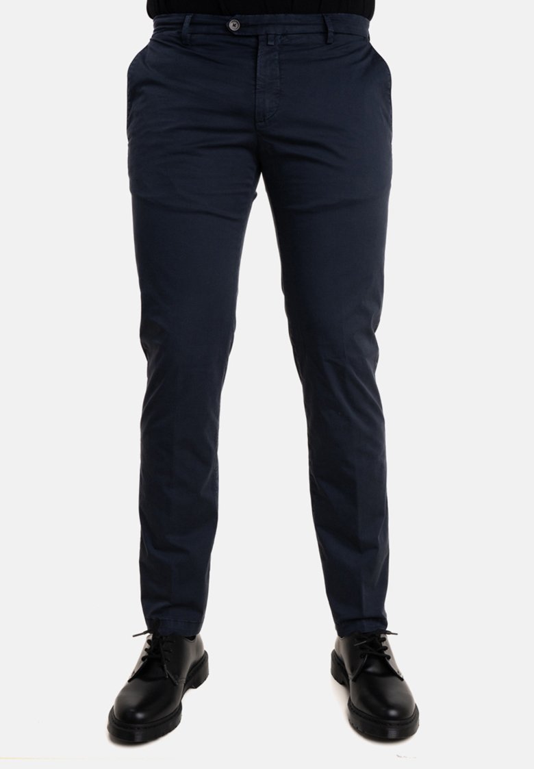 Pantaloni blu navy realizzati in tessuto leggero, con una vestibilità slim, tasche anteriori e chiusura a bottone. Abbinati a scarpe nere con lacci.
