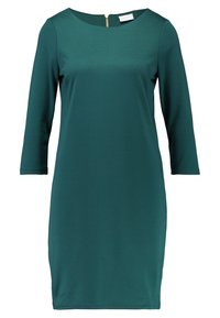 Grön, figurnära klänning i slät tyg, med trekvartsärmar och dragkedja bak. Enkel, klassisk design med rund halsringning.