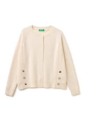 Strick-Cardigan in Cremefarbe mit rundem Ausschnitt, geripptem Saum und sechs silbernen Knöpfen, die in zwei vertikalen Gruppen nahe der Taille angeordnet sind.