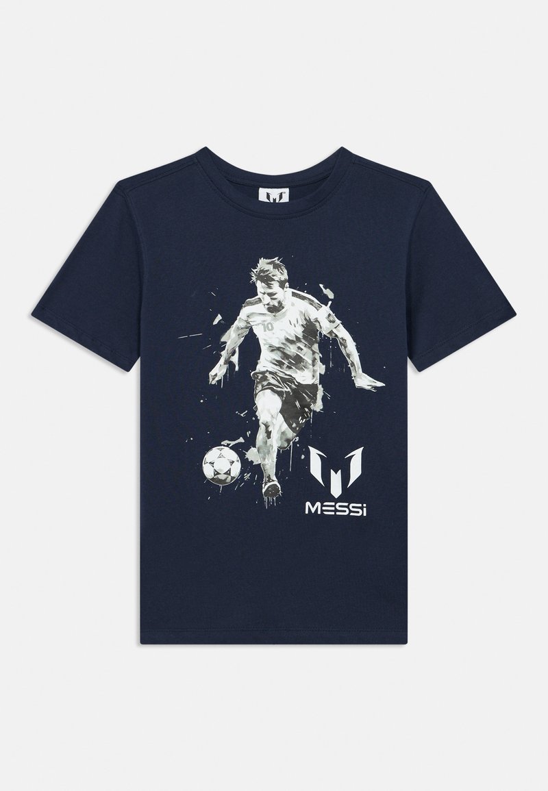 T-shirt en coton bleu marine avec un impression graphique d'un footballeur en mouvement, avec des éclaboussures de gris et de blanc, et le texte "MESSi" en dessous.