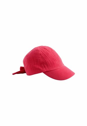 Červená šiltovka z látky s oblým štítkom a viazaným remienkom vzadu, zobrazená na bielom pozadí.