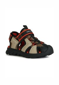 Sandal infantil de exterior en negro, beige y rojo. Confeccionado con materiales de malla y sintéticos, cuenta con correas ajustables y una copa protectora para los dedos. Diseño a prueba de agua.