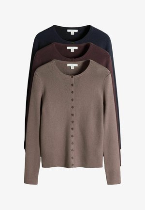 Tre ribbede cardigan med lange ærmer og knapper i beige, mørkebrun og marineblå, stablet med den beige cardigan foran.