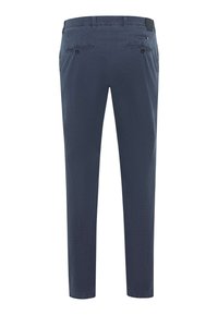 Chinos bleu marine en tissu mélangé de coton, dotés de deux poches arrière avec boutons, design à jambe droite et texture lisse.