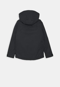 Černá kapucňová bunda s hladkým povrchem; má dlouhé rukávy a zakřivený lem. Pohled zezadu ukazuje minimalistický design a švy.