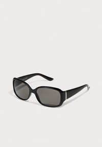 Schwarze rechteckige Sonnenbrille mit dunklen Gläsern, einem glatten Kunststoffrahmen und silbernen Akzenten an den Schläfen.
