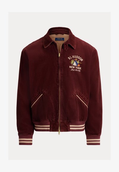 Bordeauxrode corduroy jas met geribbelde manchetten en zoom, voorzien van een gouden ritssluiting, geborduurd "RL Hudson New York"-logo en een lichtbruine voering.