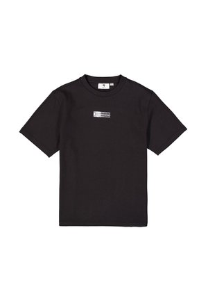 Camiseta de algodón negra con mangas cortas y cuello redondo; presenta una pequeña etiqueta gráfica blanca que dice "ENERGETIC REWIND" en el frente.