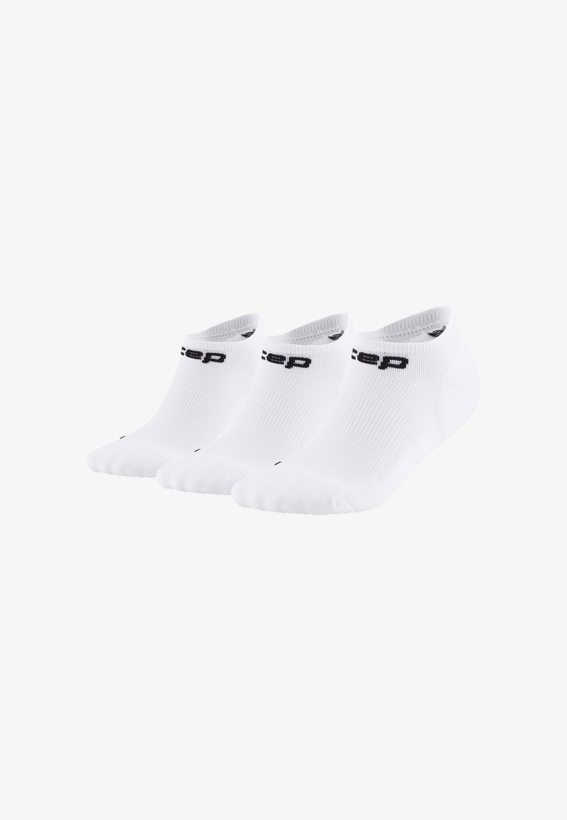 Drie paren witte lage sportkousen met zwart tekstlogo op de enkelrand uitgelijnd naast elkaar op een witte achtergrond.