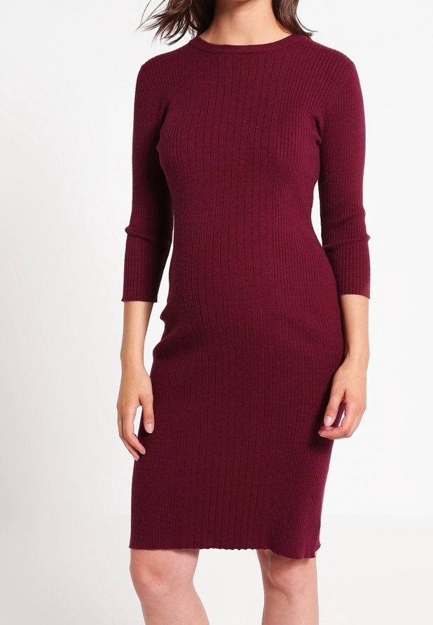 Robe en tricot côtelé bordeaux avec des manches trois-quarts, silhouette ajustée, col rond et longueur au genou.
