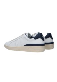 Sneaker bianche con accenti navy, realizzate in pelle liscia, con punta arrotondata, collare imbottito e suola in gomma testurizzata.