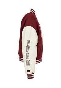 Veste universitaire bordeaux avec manches blanches, col et poignets rayés, et "FUBU" brodé verticalement sur la manche droite.