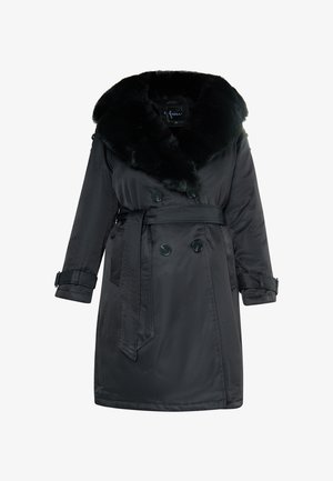 Černý trenčkot z hladké tkaniny, s velkým límcem z umělé kožešiny, dvouřadým zapínáním a odpovídajícím páskem.