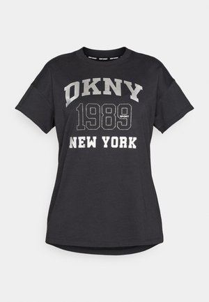 Černé bavlněné tričko s krátkým rukávem, na přední straně šedý grafický potisk s nápisem "DKNY 1989 SPORT NEW YORK". Kulatý výstřih.