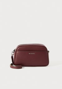 Burgundowa skórzana torba na ramię o gładkiej fakturze, z zamknięciem na zamek błyskawiczny, odczepianym paskiem i srebrnym logo "MICHAEL KORS" z przodu.
