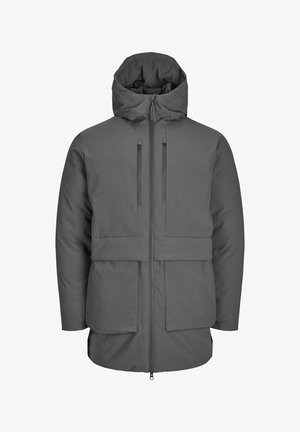 Chaqueta aislante gris con capucha, que cuenta con un cierre frontal, dos bolsillos con cremallera y una cintura ajustada. Material liso y impermeable.