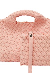 Borsa a mano intrecciata rosa con texture intrecciata, manici arrotondati e una piccola tasca con zip attaccata. Realizzata in materiale flessibile.