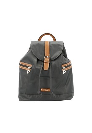 Schwarzer Rucksack mit braunem Lederband und Griff, zwei seitliche Reißverschlusstaschen mit Buchstaben-P-Zippern und Kordelverschluss vorne.